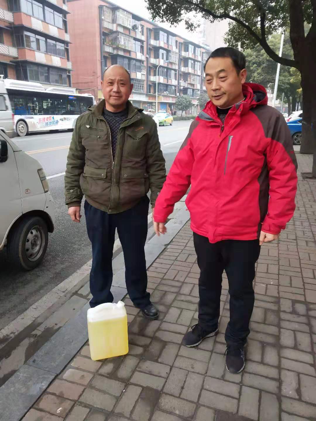 2020120+春运回家心切路遇劳模相帮.jpg
