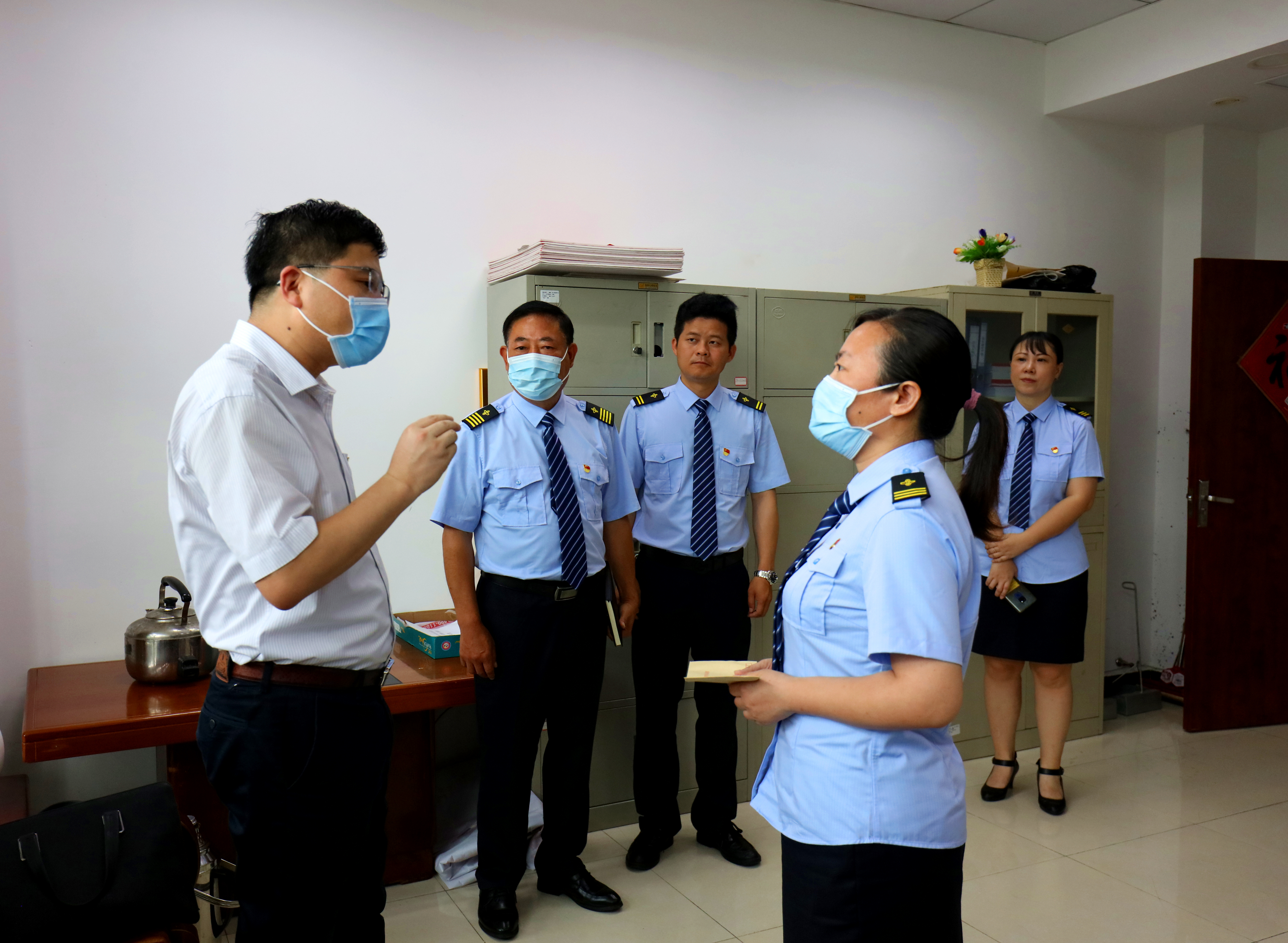 曹主任关切询问.jpg