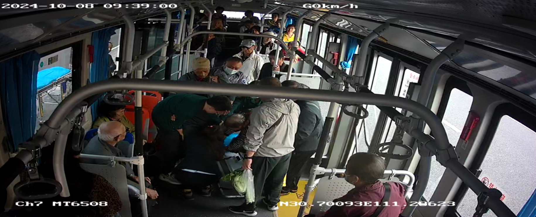 10.10公交驾驶员热心帮助昏厥老人.png