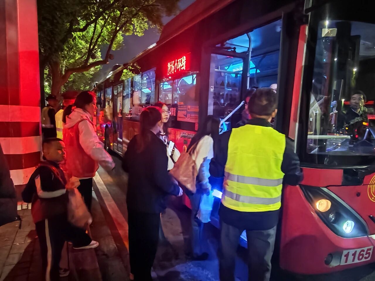 盛典聚星光 公交助畅行